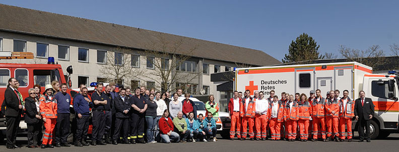 Foto: Düsseldorfer Bereitschaft steht mit Ausrüstung vor ihren Rettungsfahrzeugen.